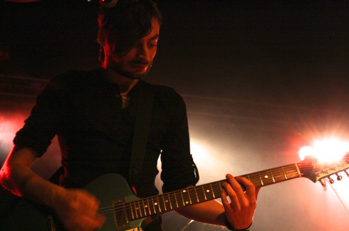 Robert an der Gitarre - Foto by Benjamin Schieck